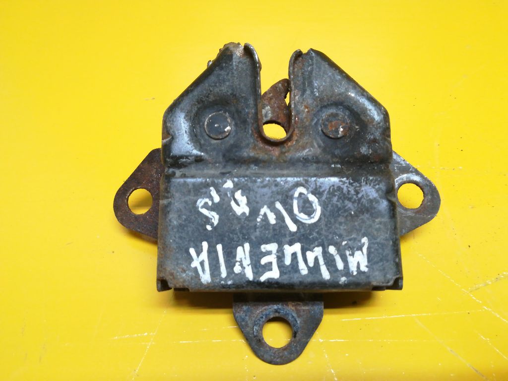 Замок капота