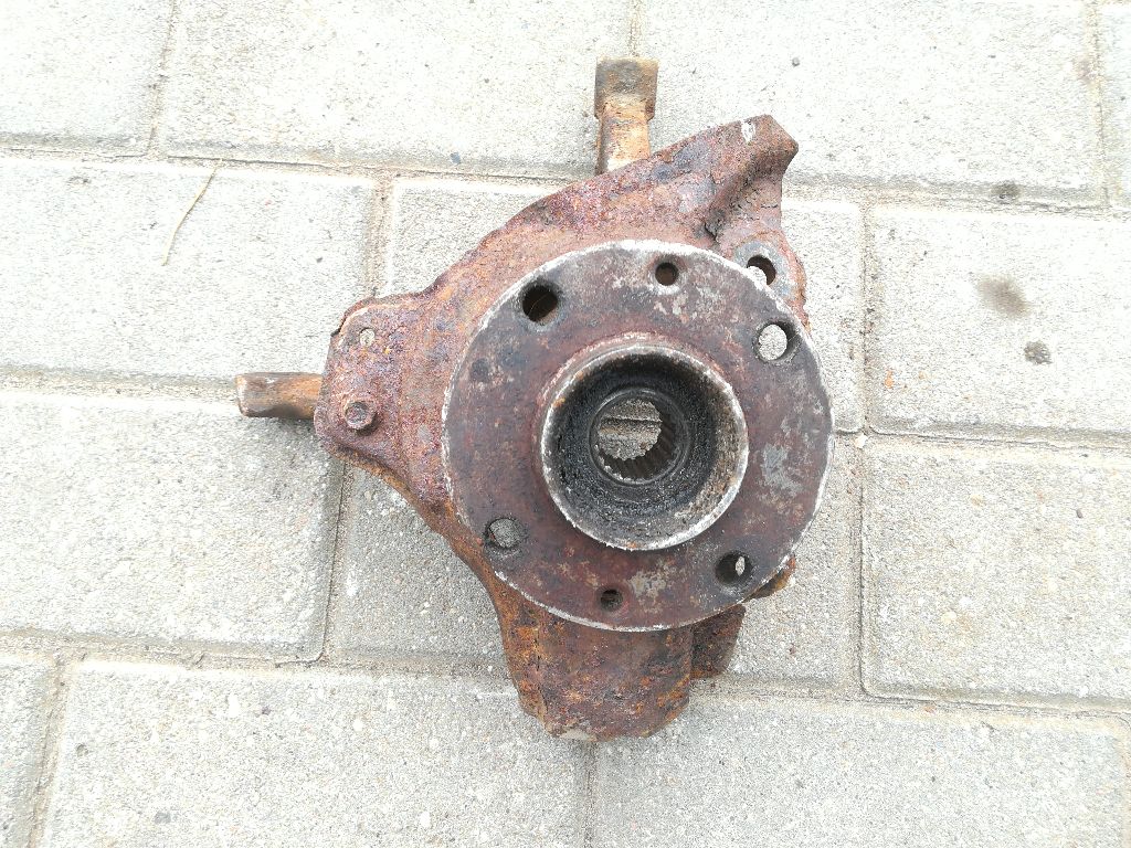 Кулак поворотный правый