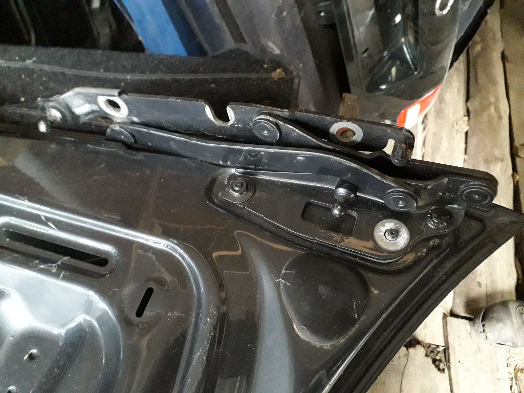 Петля крышки багажника