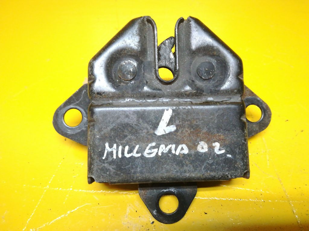 Замок капота