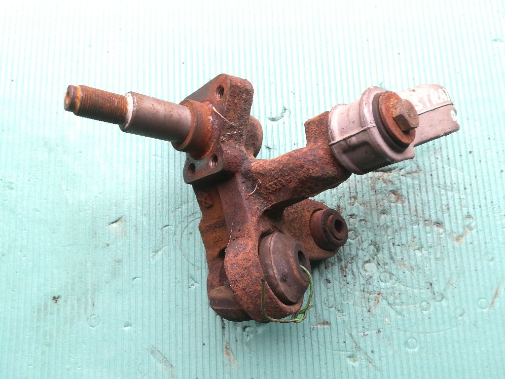Кулак задний правый