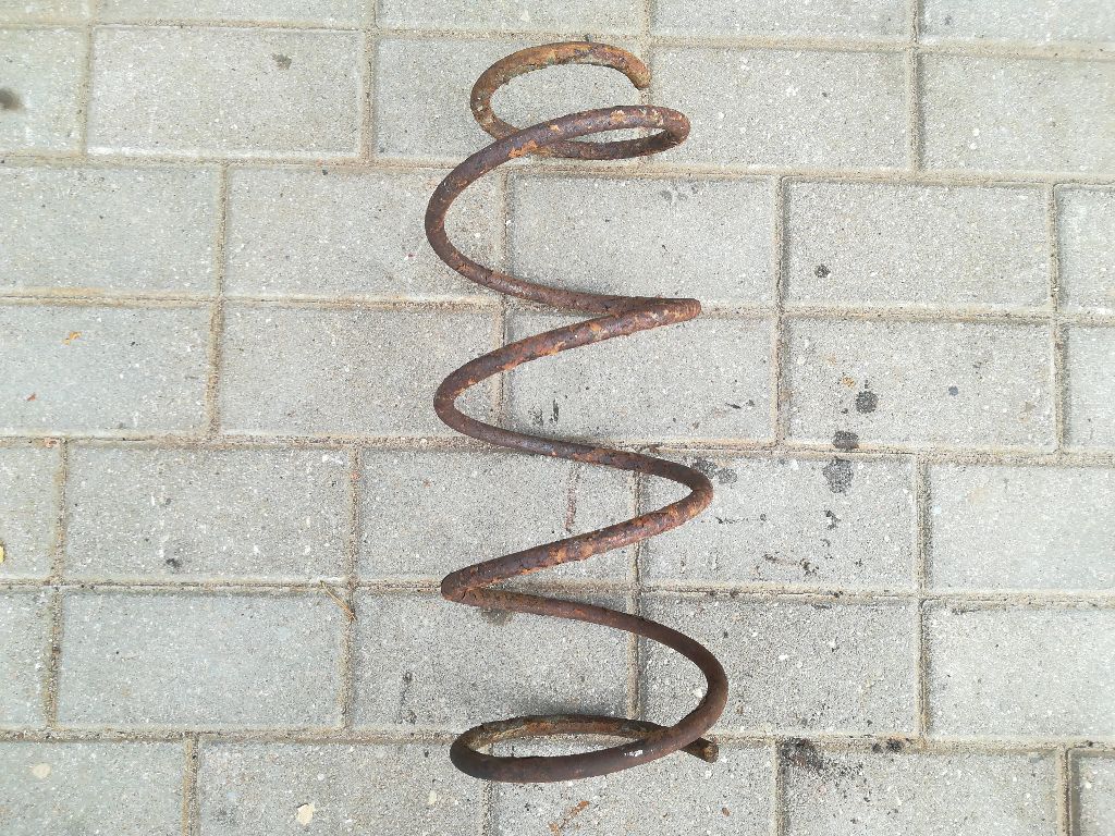 Пружина передняя