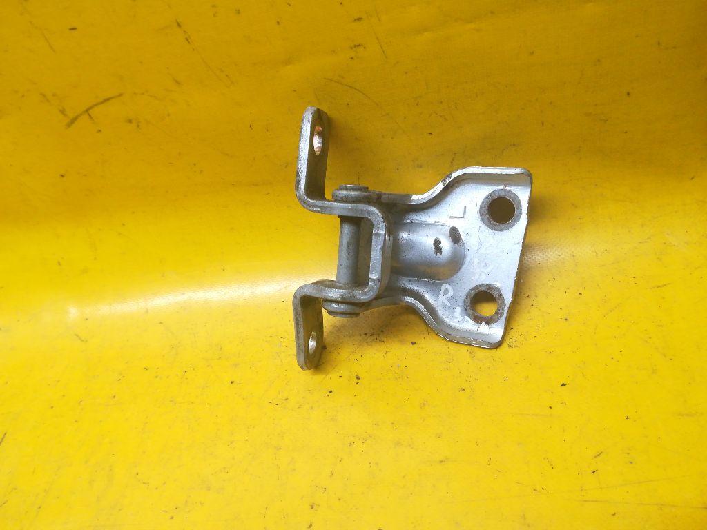Петля двери
