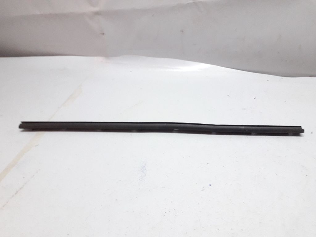 Молдинг двери передней левой